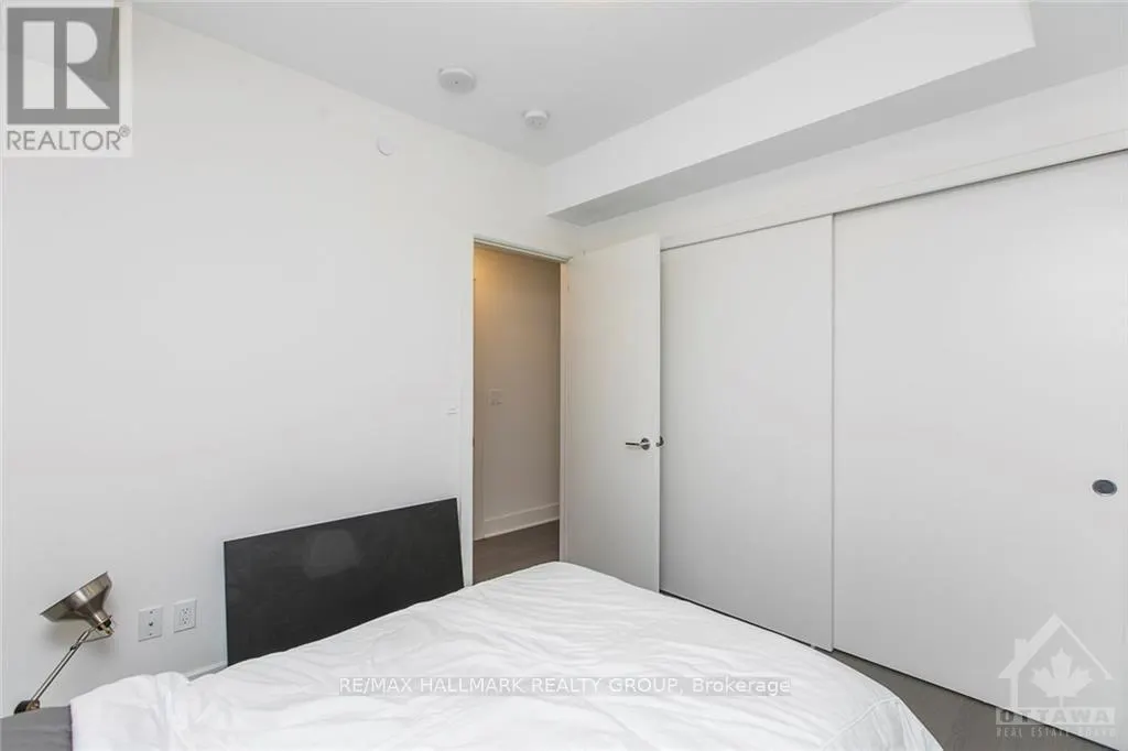 905 - 255 BAY STREET