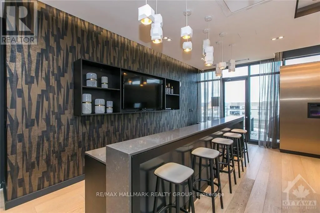 905 - 255 BAY STREET