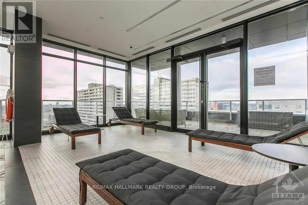 905 - 255 BAY STREET