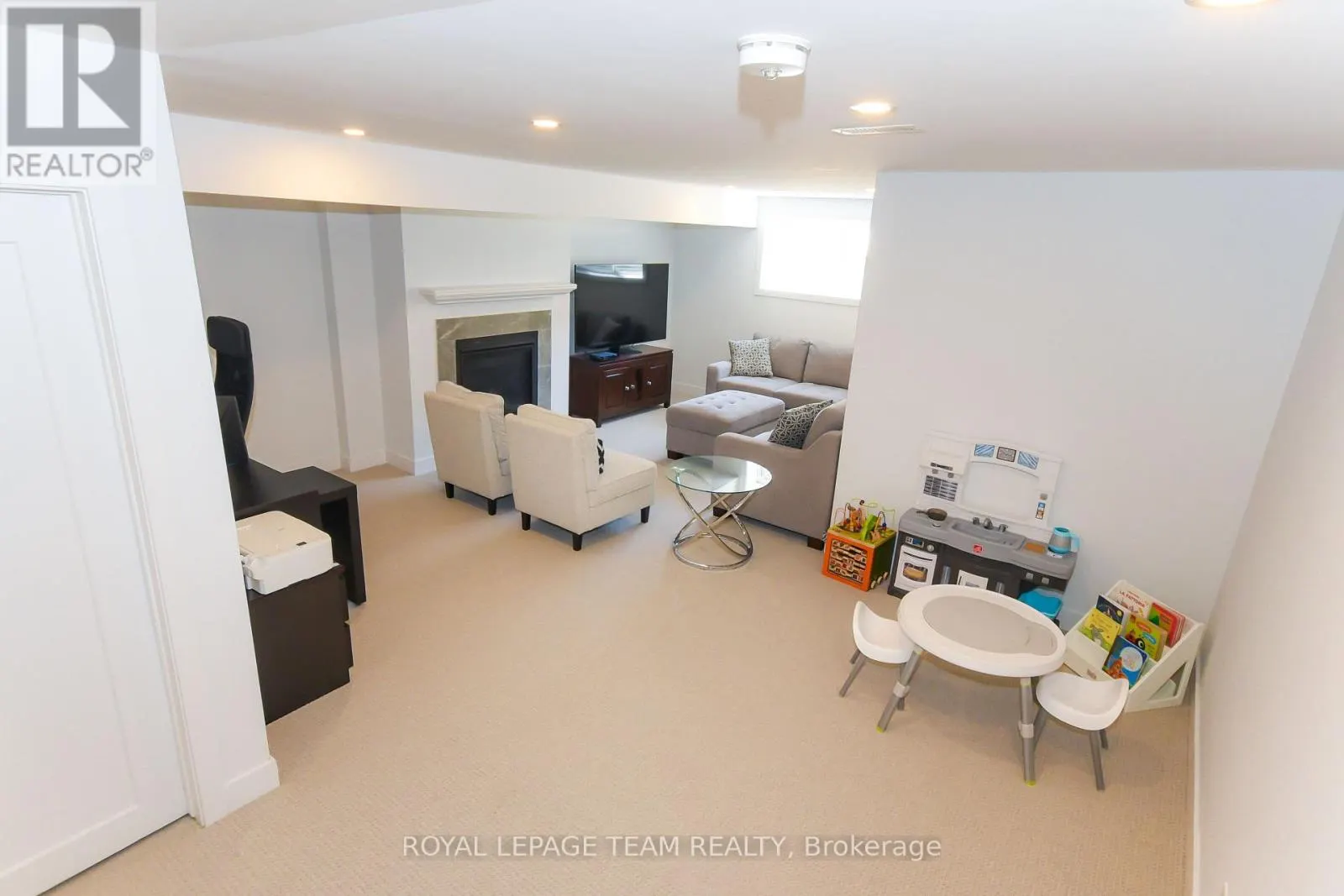725 CAPRICORN CIRCLE