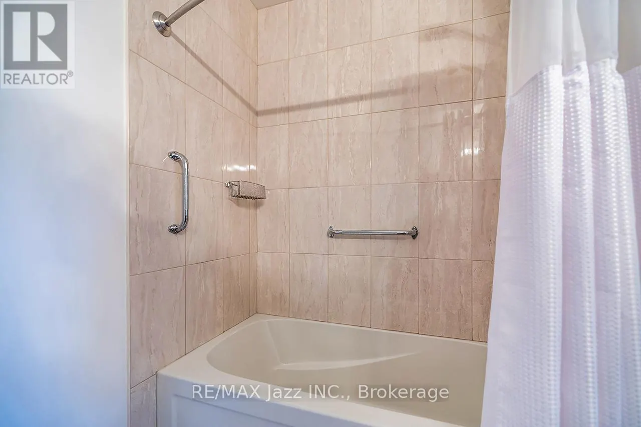 111 - 29 LAKEWOOD CRESCENT #111