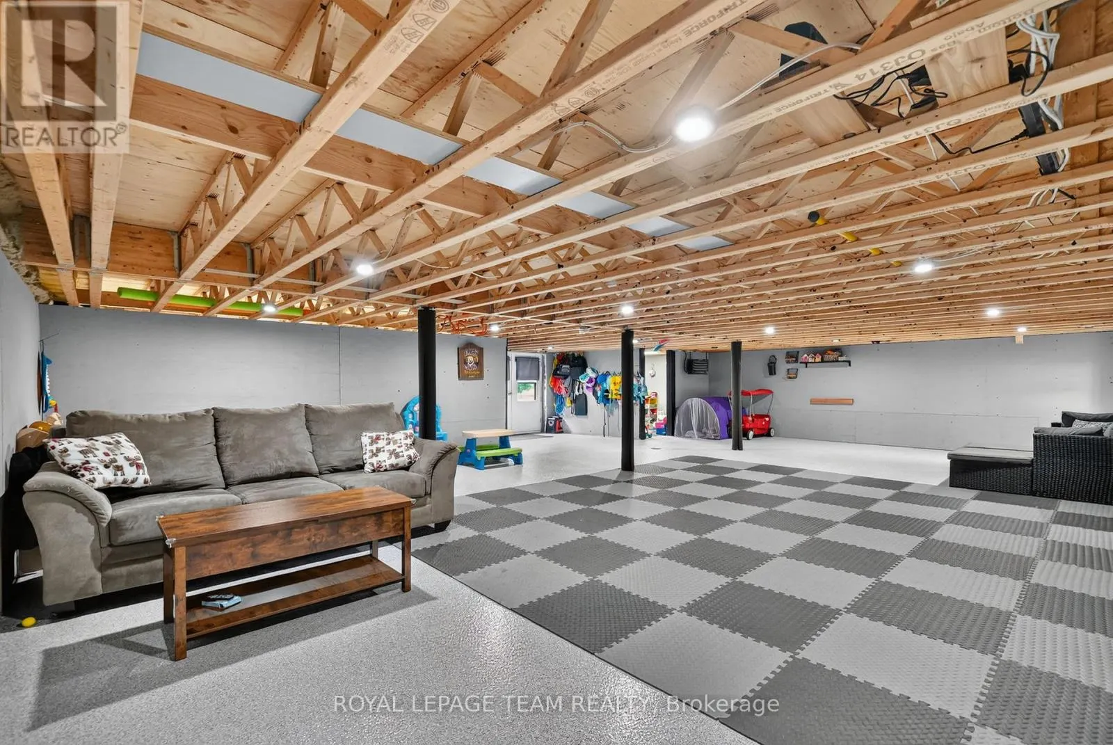 2815 GOLF COURSE LANE