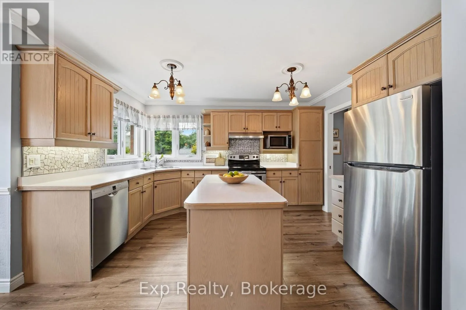 121 SIMCOE STREET