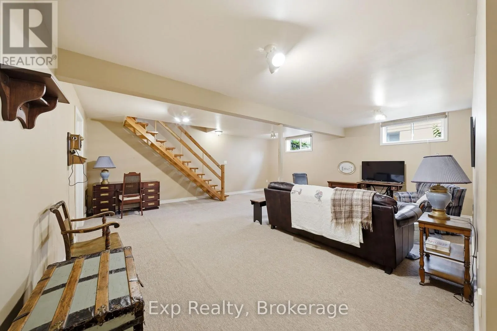 121 SIMCOE STREET