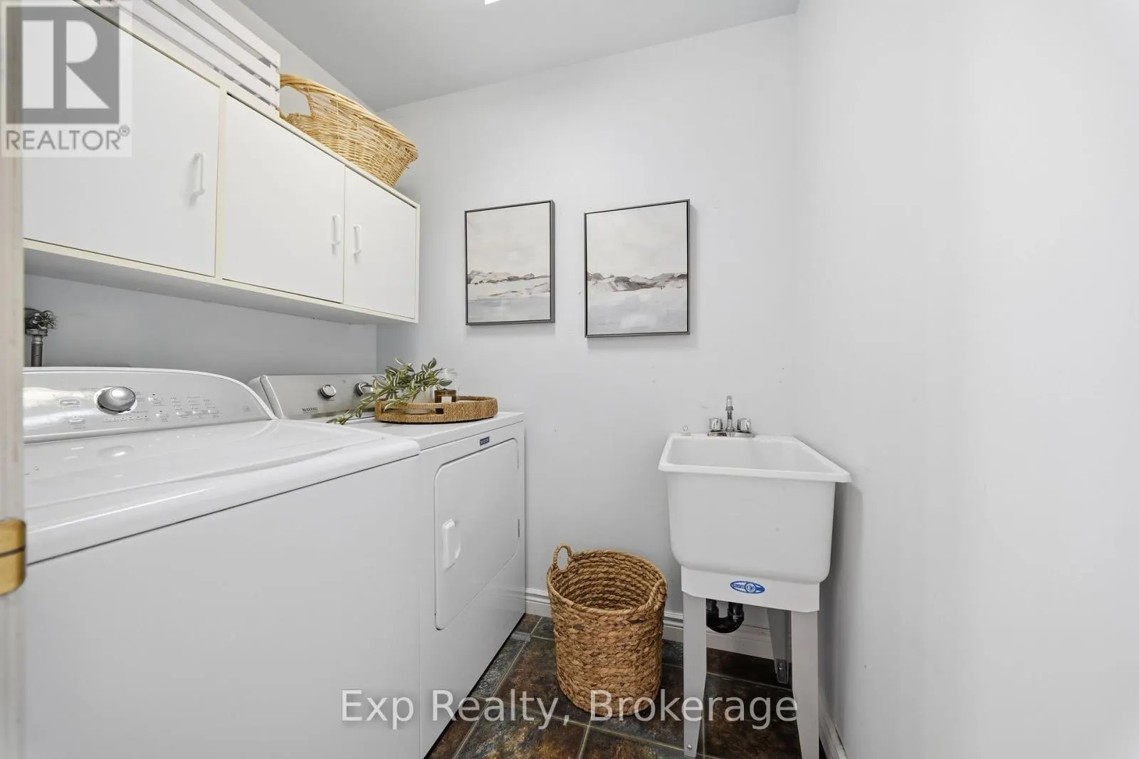 121 SIMCOE STREET