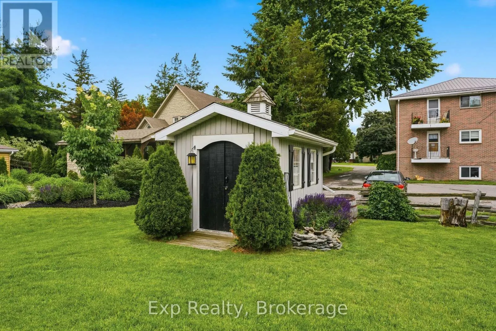 121 SIMCOE STREET