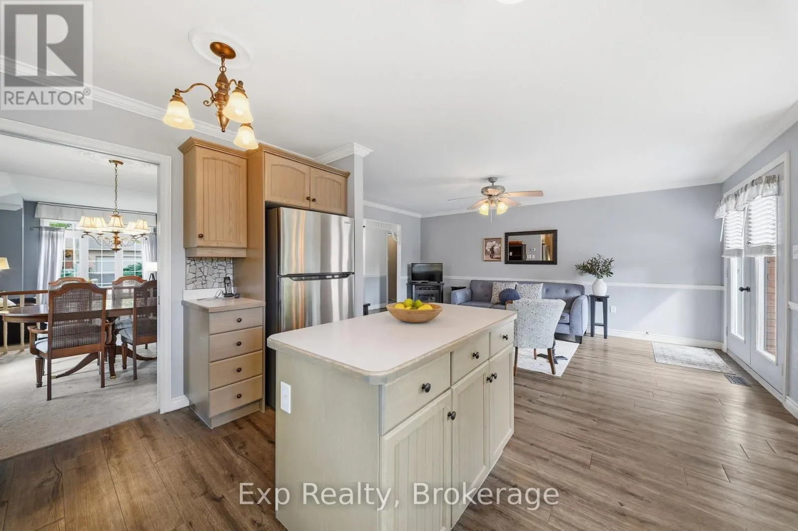 121 SIMCOE STREET