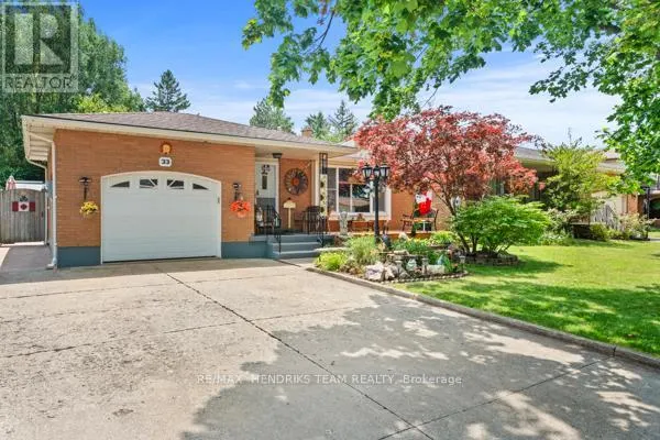 33 MEADOWBROOK CRESCENT
