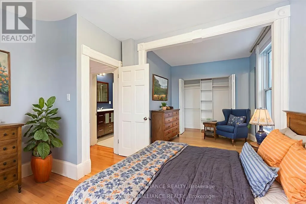 372 KING STREET W