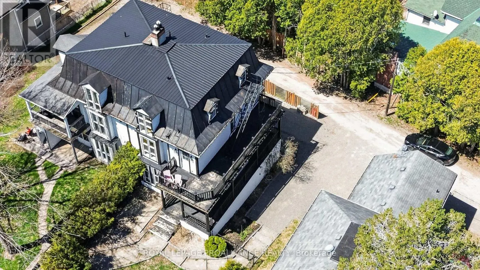 372 KING STREET W