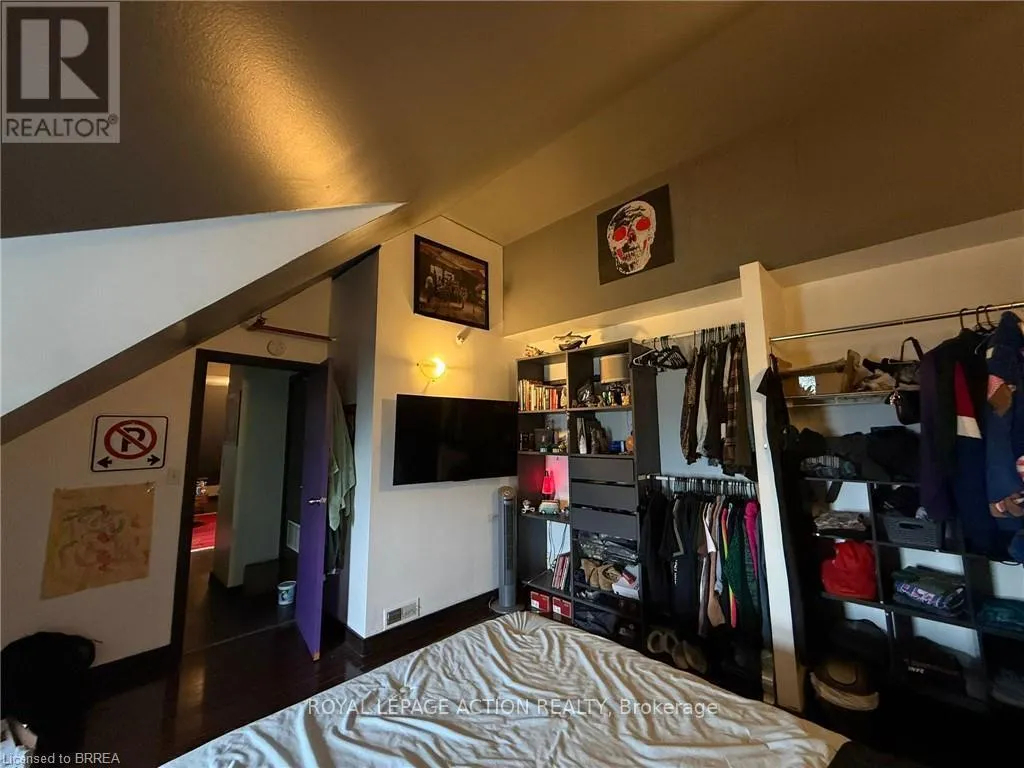18 - 12 BRIDGEPORT ROAD E