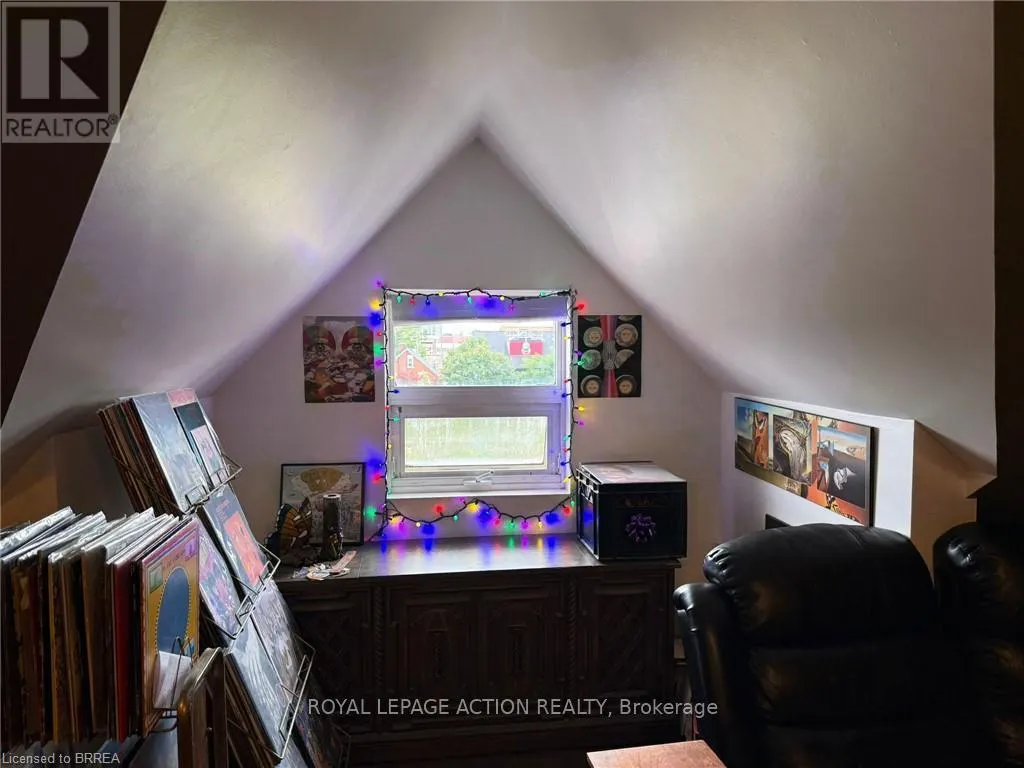 18 - 12 BRIDGEPORT ROAD E