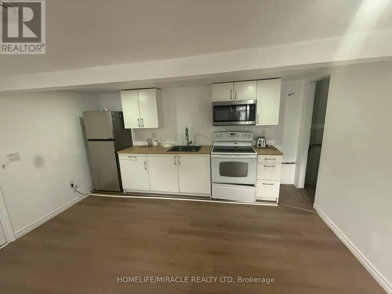 4 - 595 DUNDAS STREET N