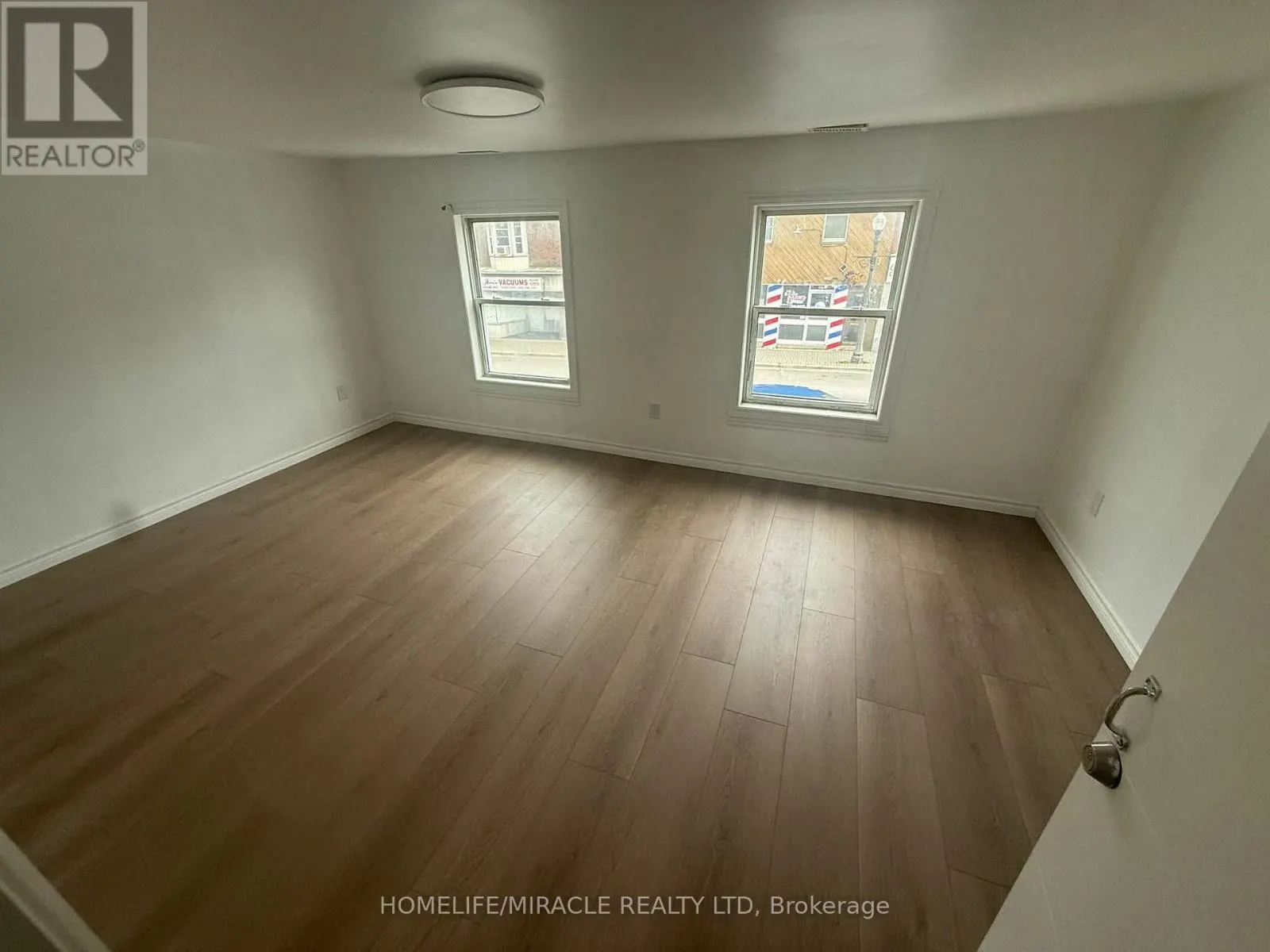 4 - 595 DUNDAS STREET N