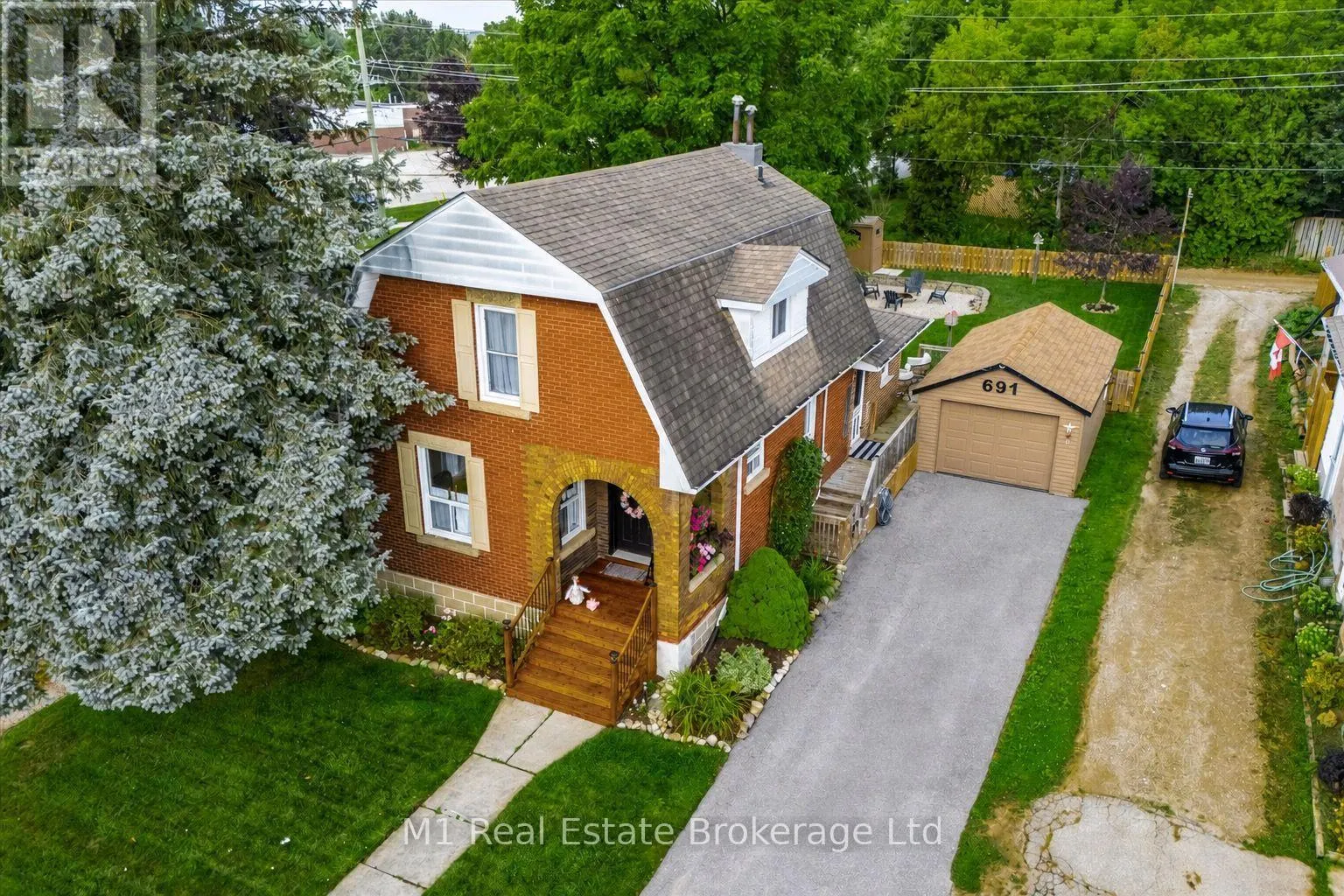 691 ST ANDREW STREET W
