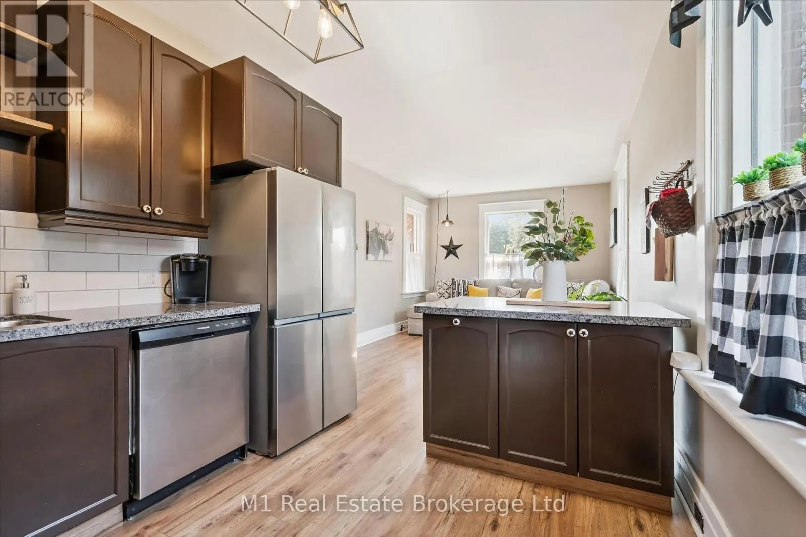 691 ST ANDREW STREET W