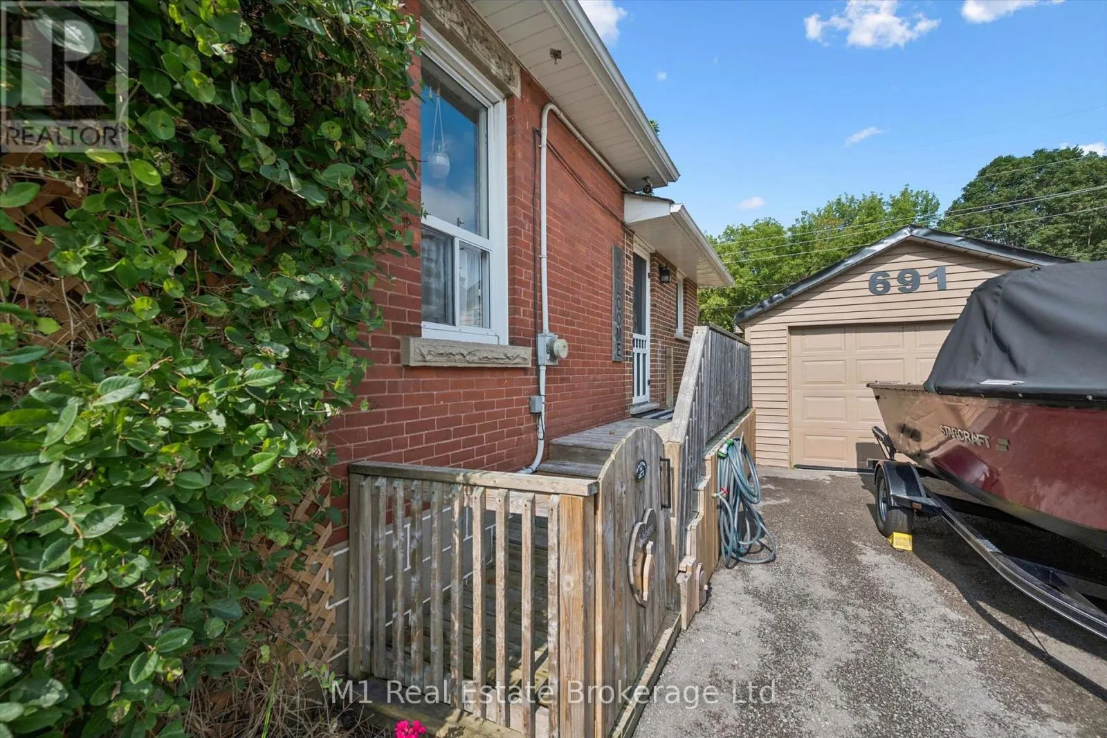 691 ST ANDREW STREET W