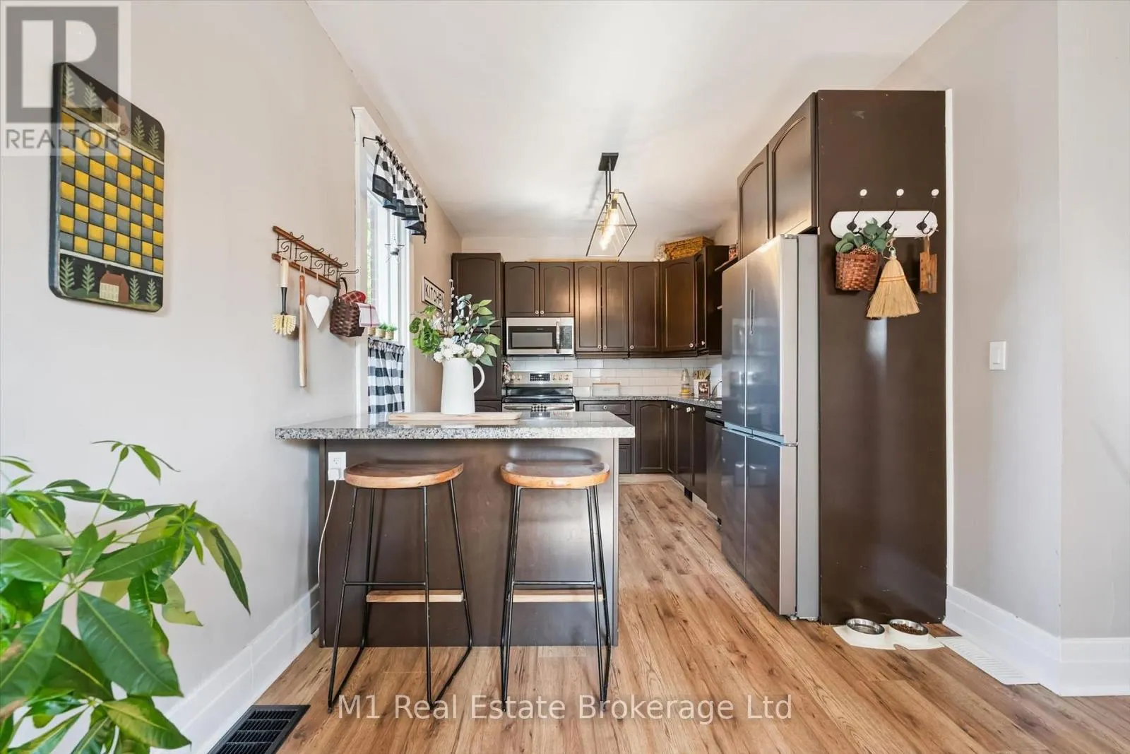 691 ST ANDREW STREET W