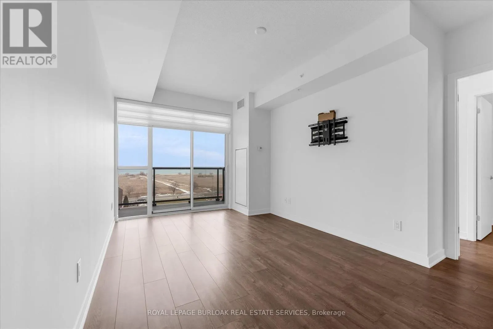 612 - 550 NORTH SERVICE ROAD N