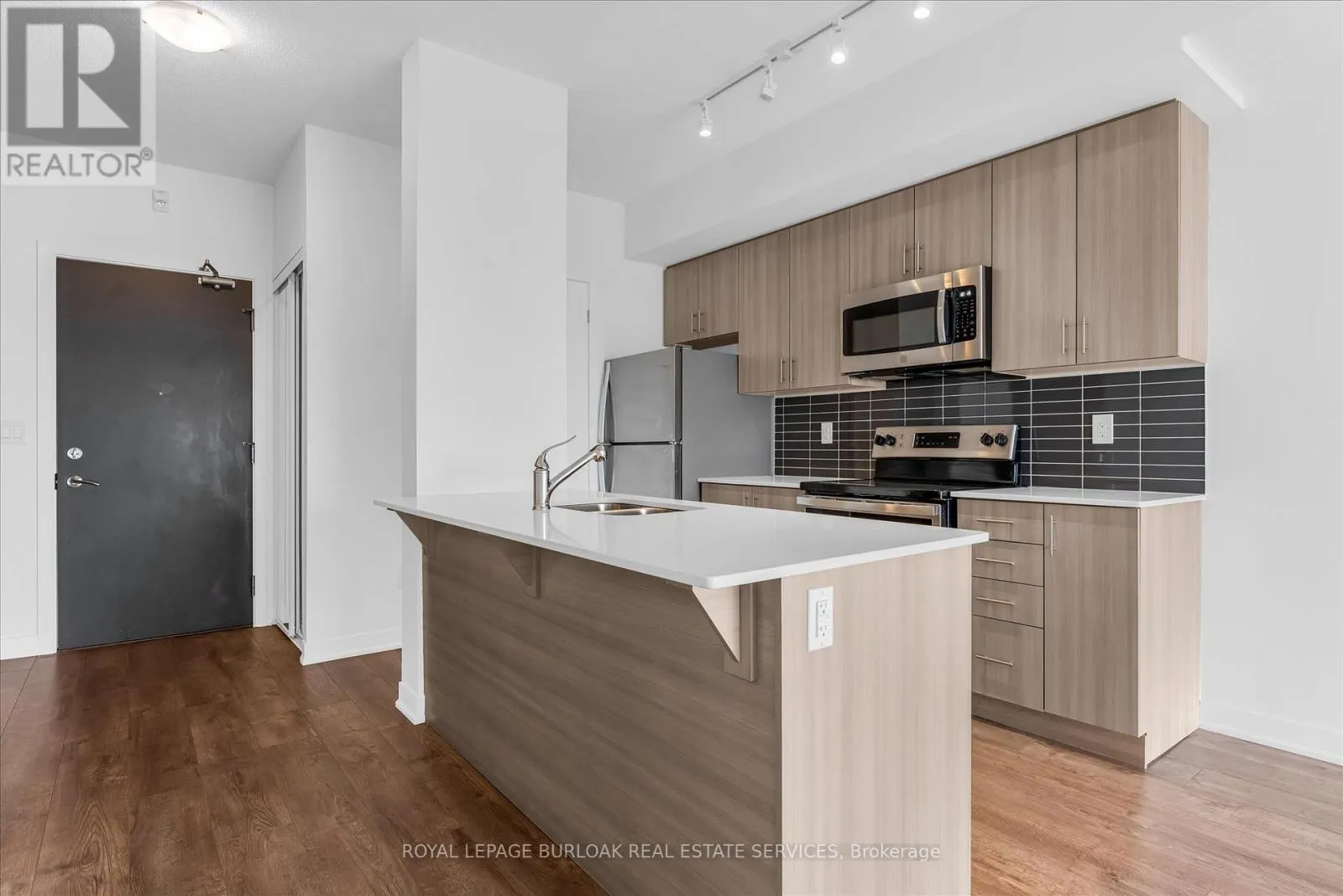 612 - 550 NORTH SERVICE ROAD N