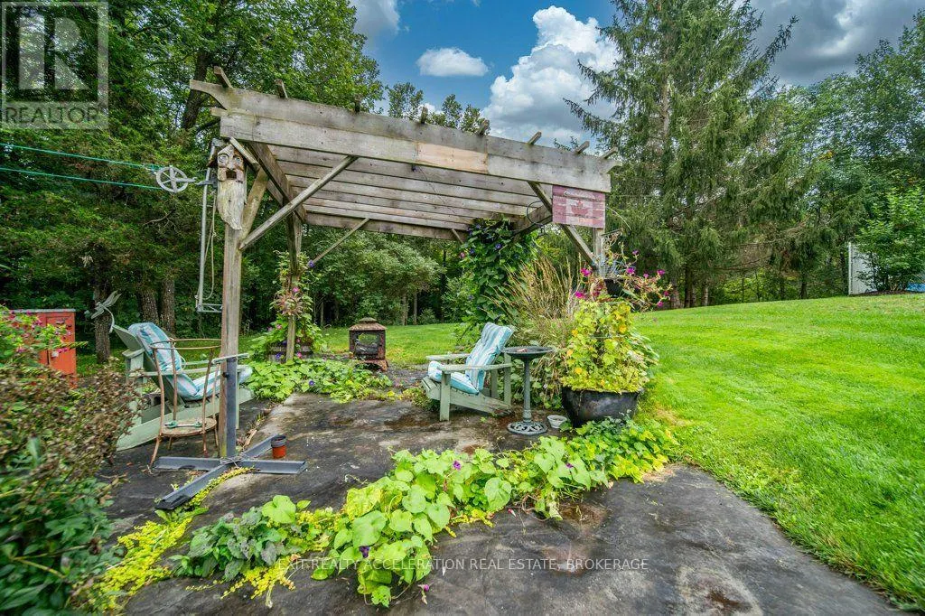 4524 COUNTY RD 1 E