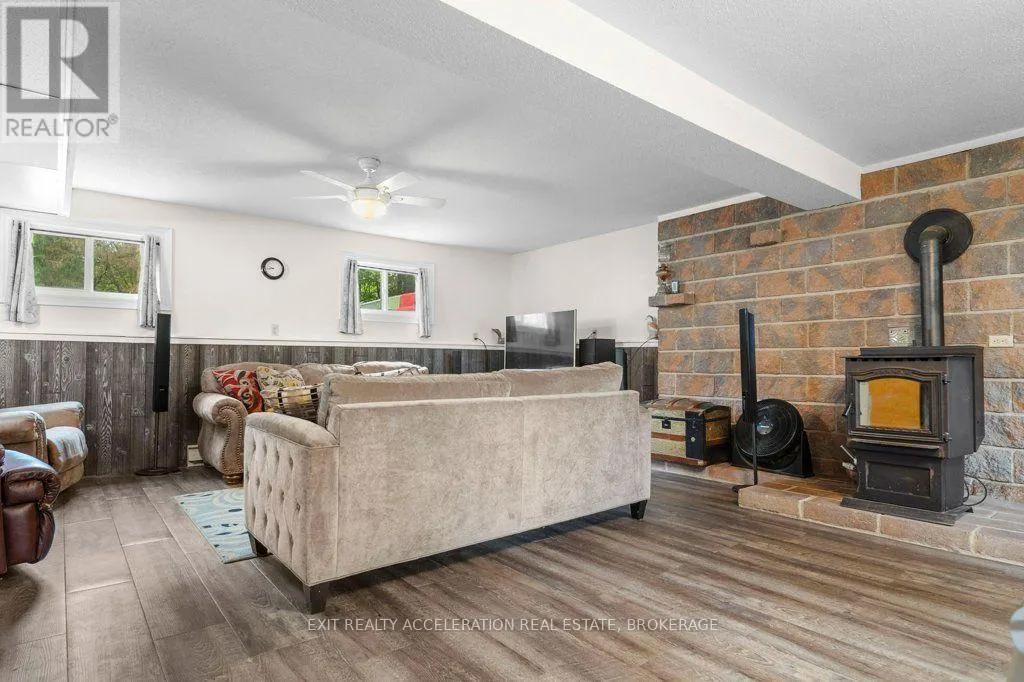 4524 COUNTY RD 1 E