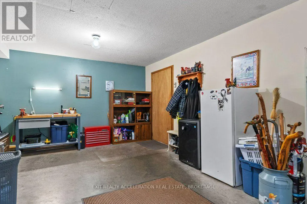 4524 COUNTY RD 1 E
