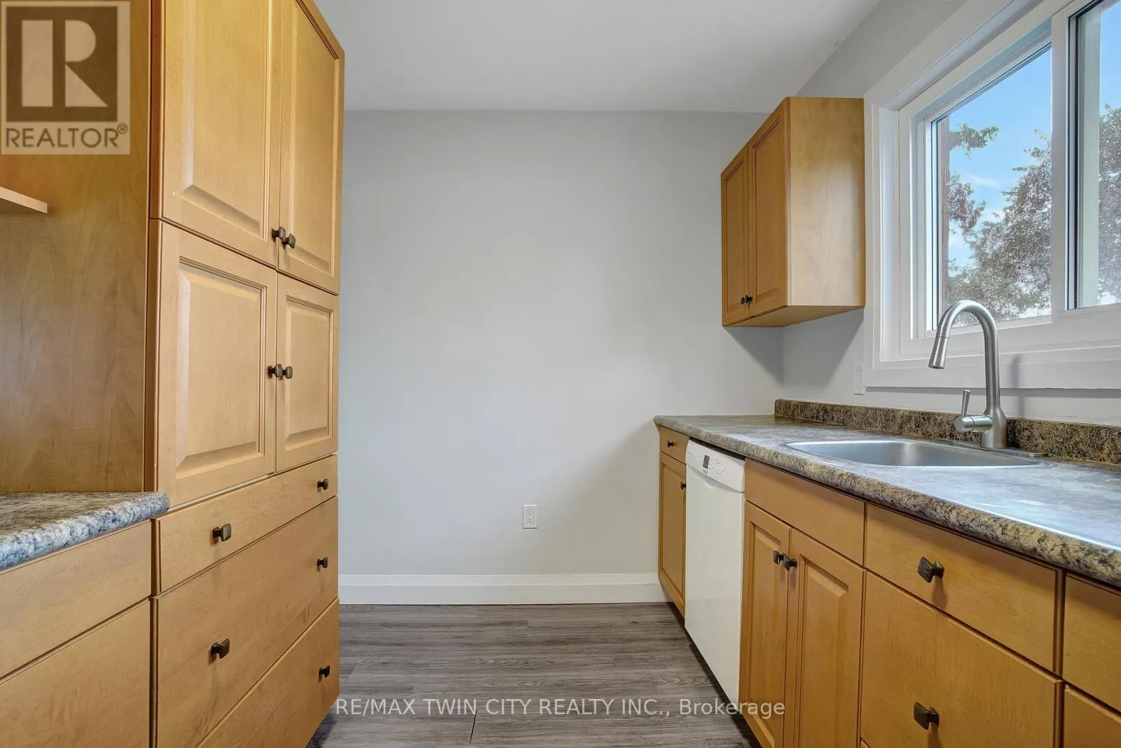 25 - 162 JANSEN AVENUE
