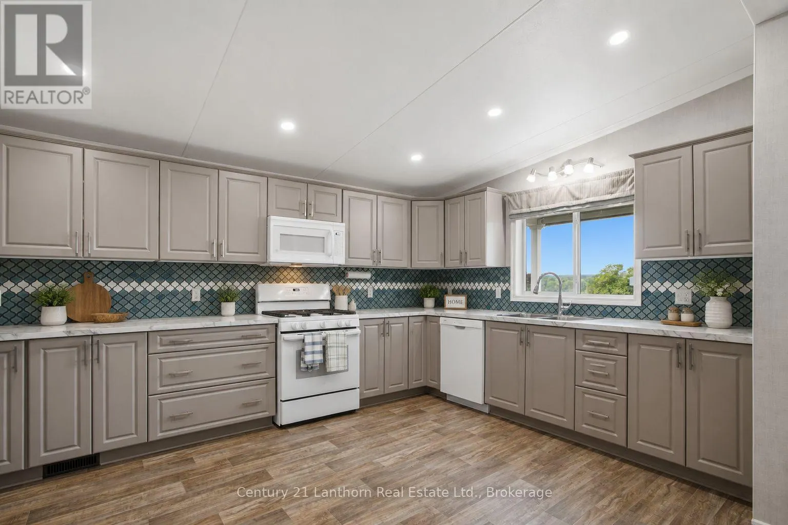 12 - 484 FRANKFORD STIRLING ROAD #12