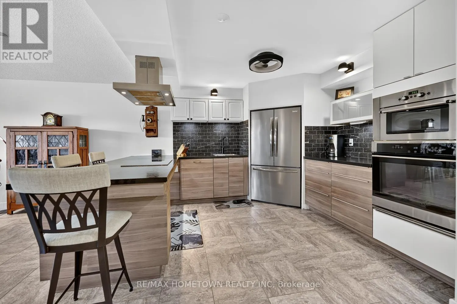805 - 55 WATER STREET E