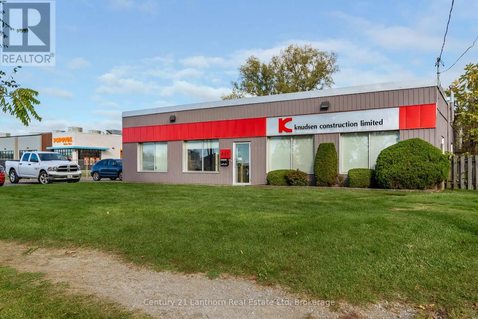 640 DUNDAS STREET E