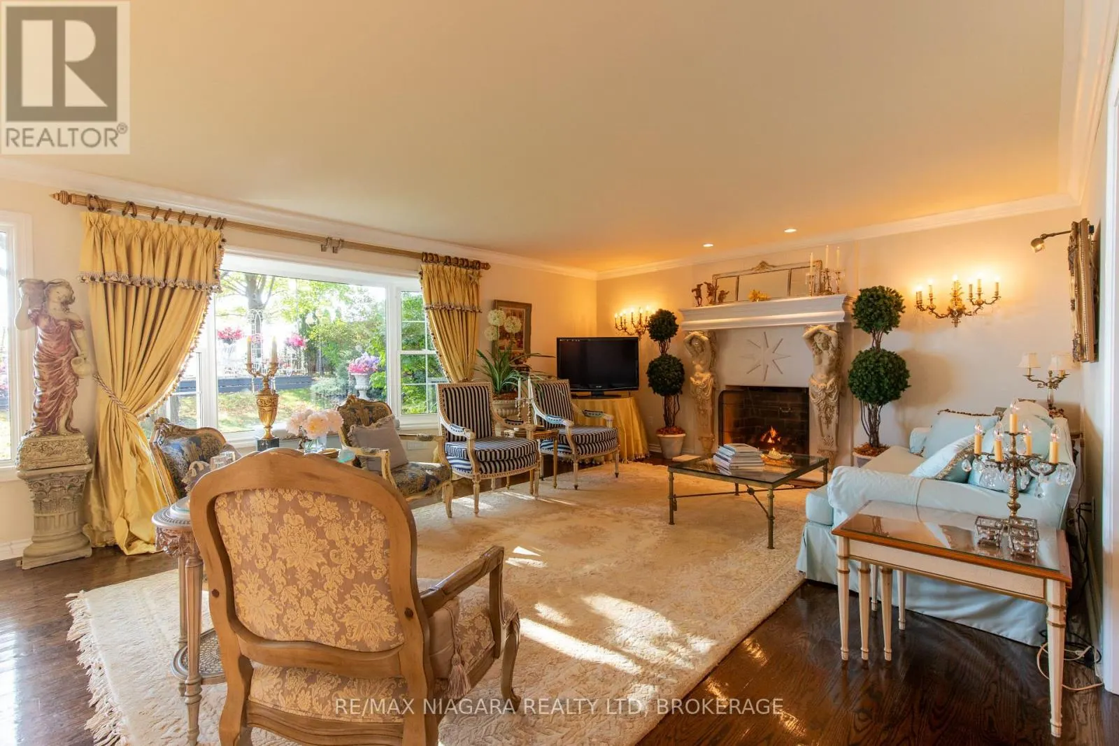 735 LAKESHORE ROAD E