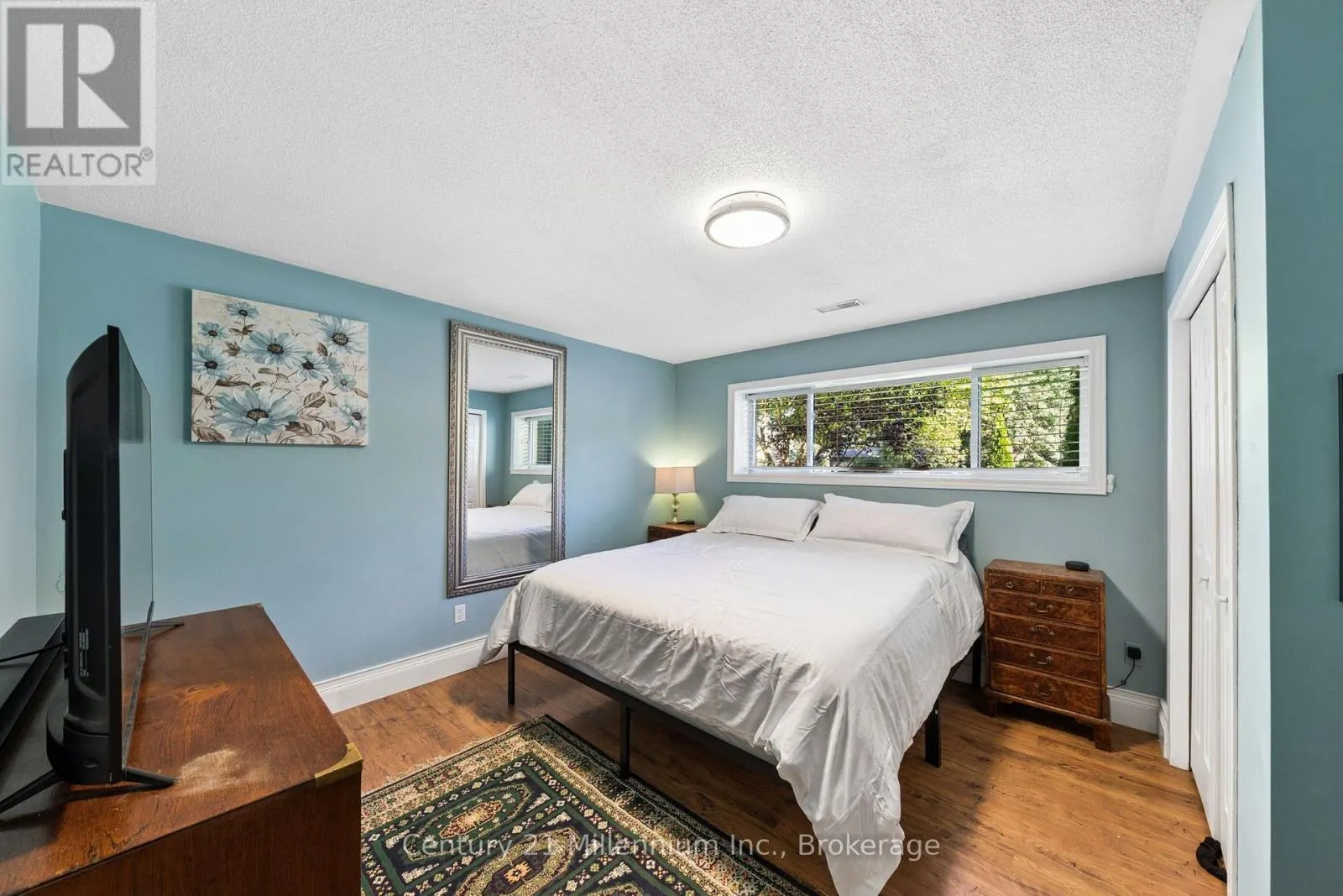 128 PARKLANE CRESCENT