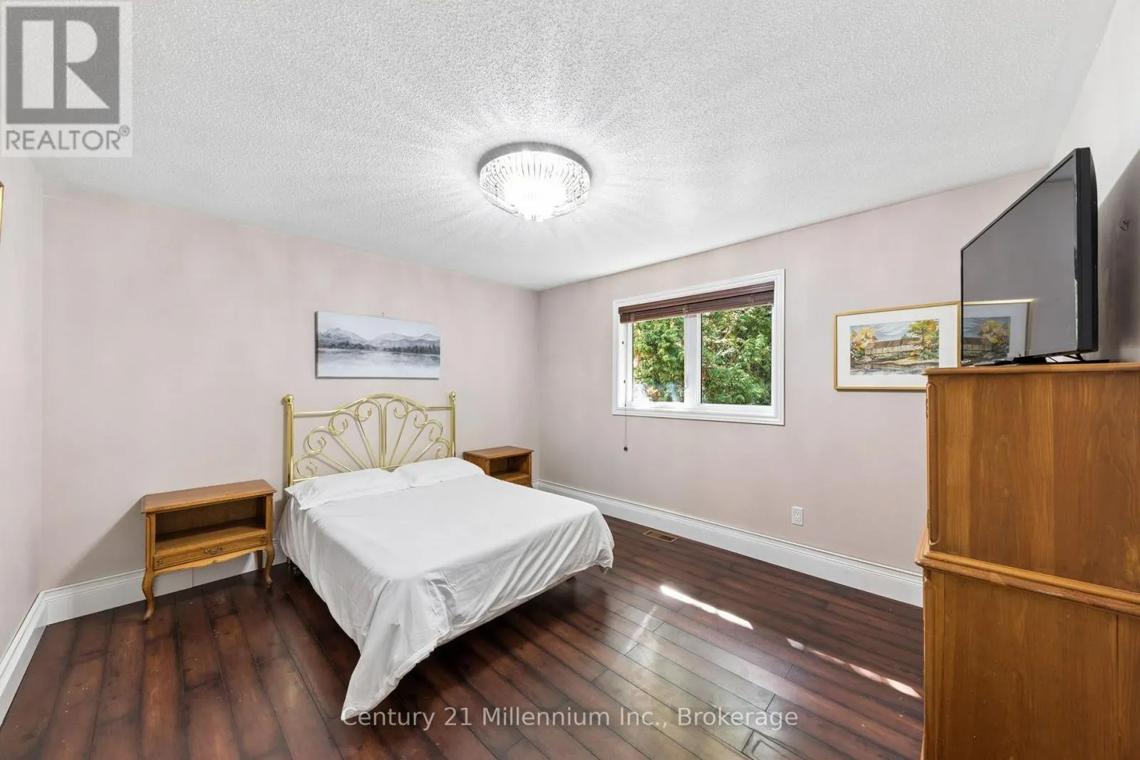 128 PARKLANE CRESCENT