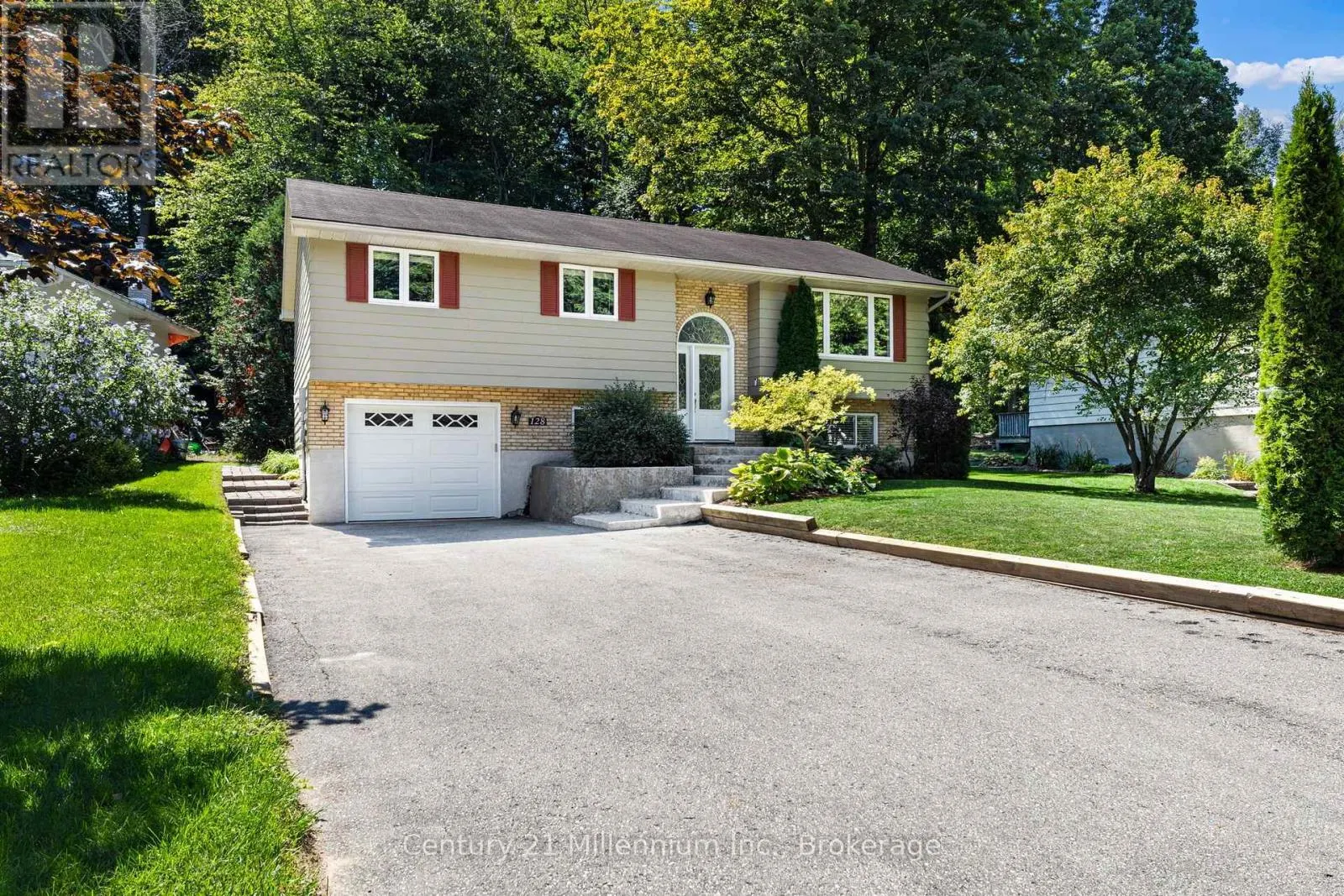 128 PARKLANE CRESCENT