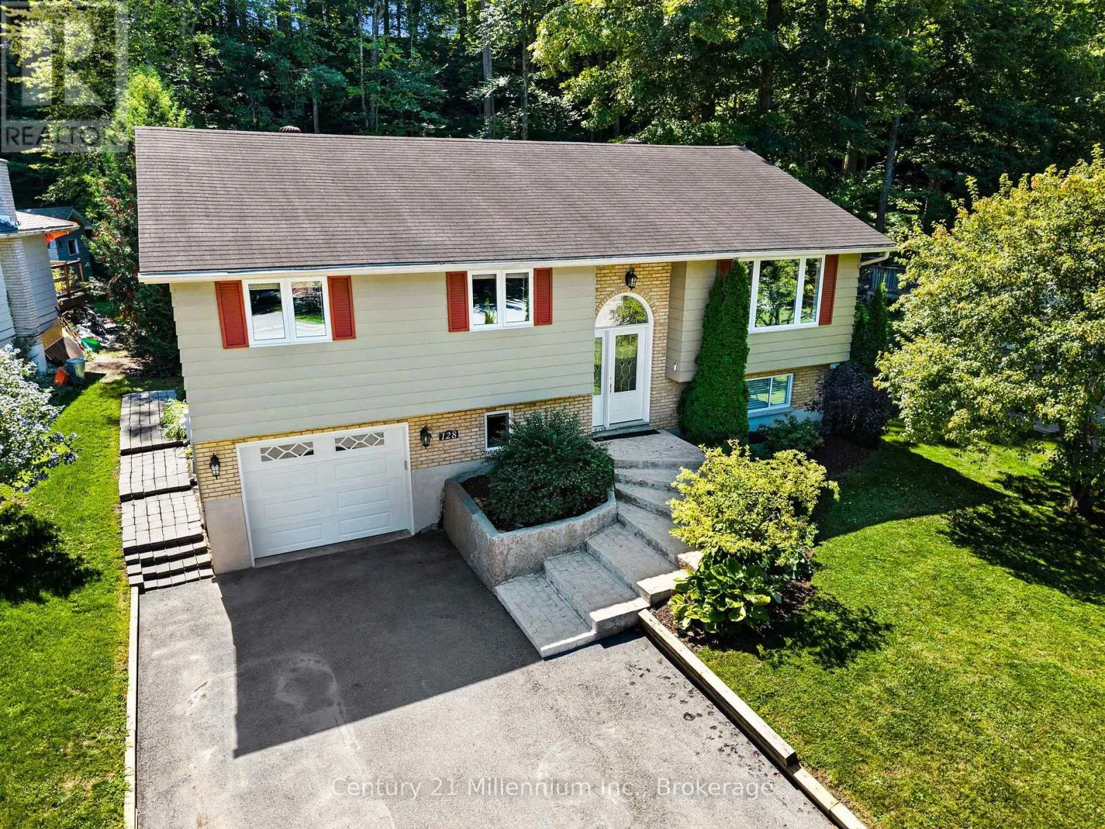 128 PARKLANE CRESCENT