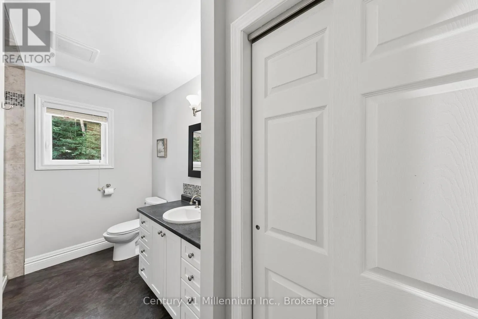 128 PARKLANE CRESCENT