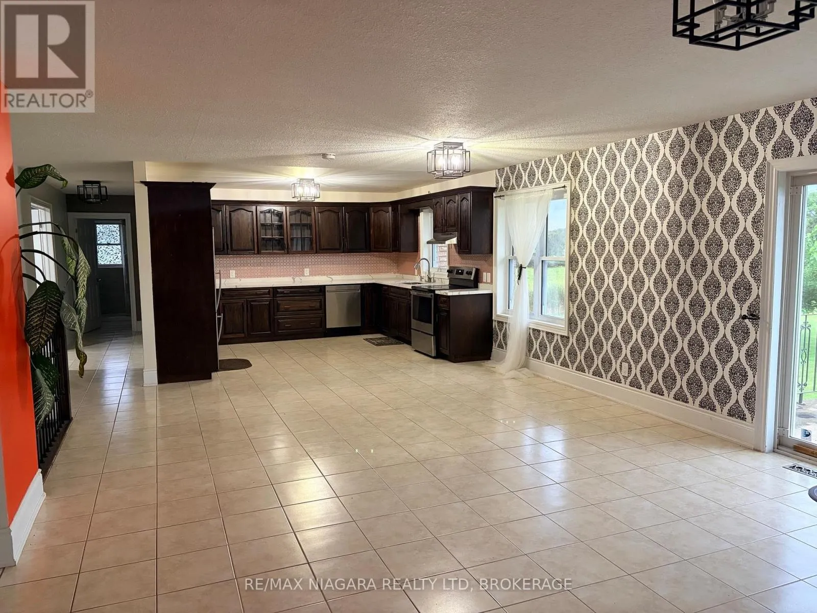 UPPER - 1010 FOSS ROAD #Upper