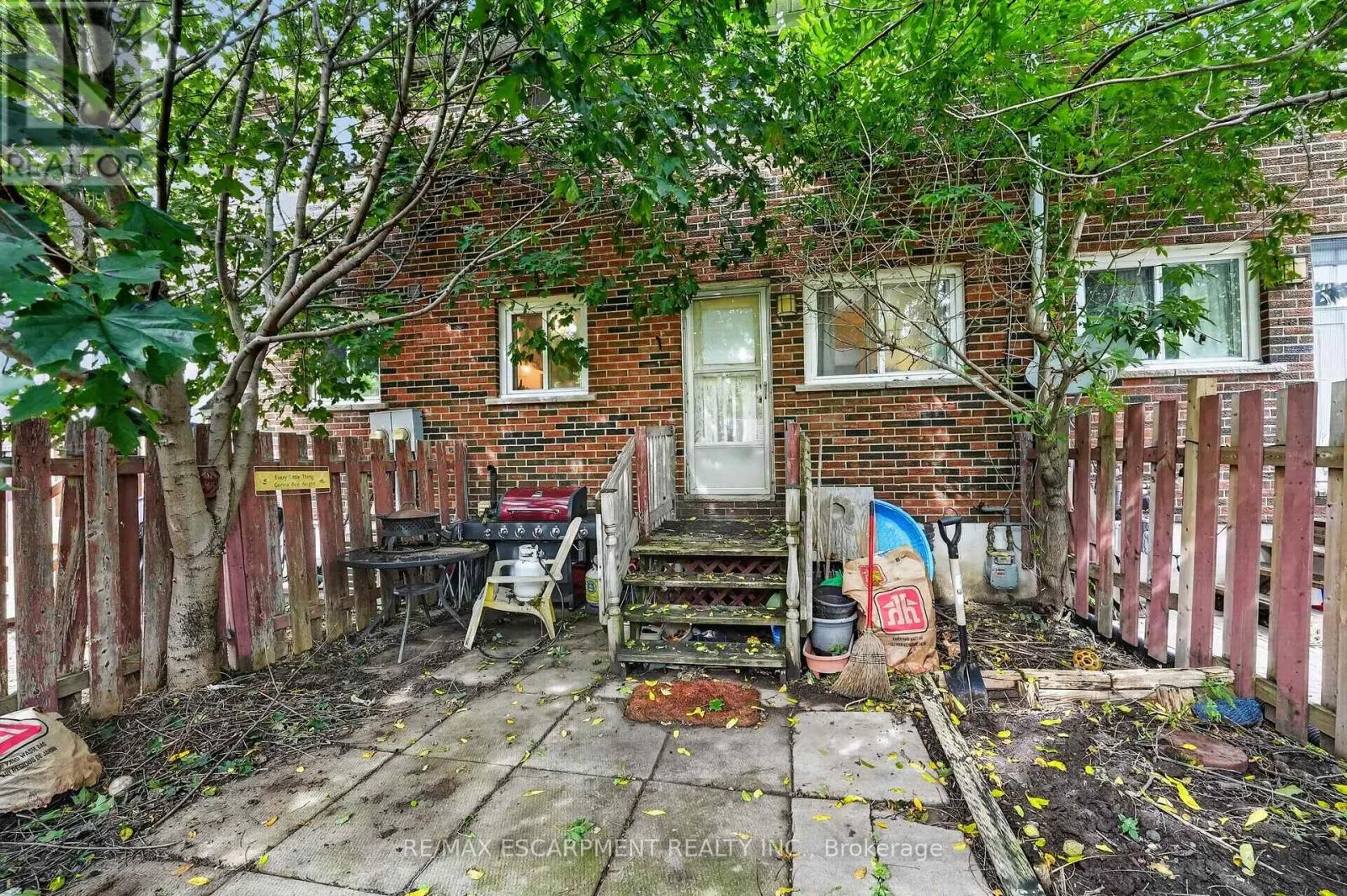 3 - 132 LOCK STREET W