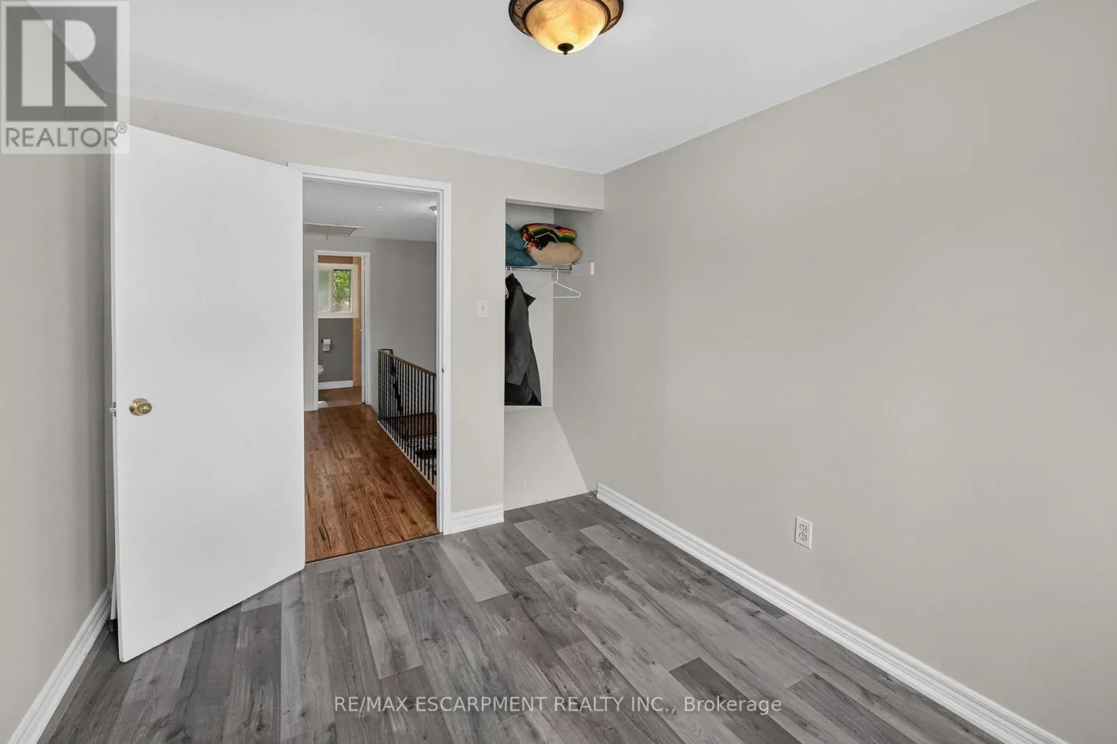 3 - 132 LOCK STREET W