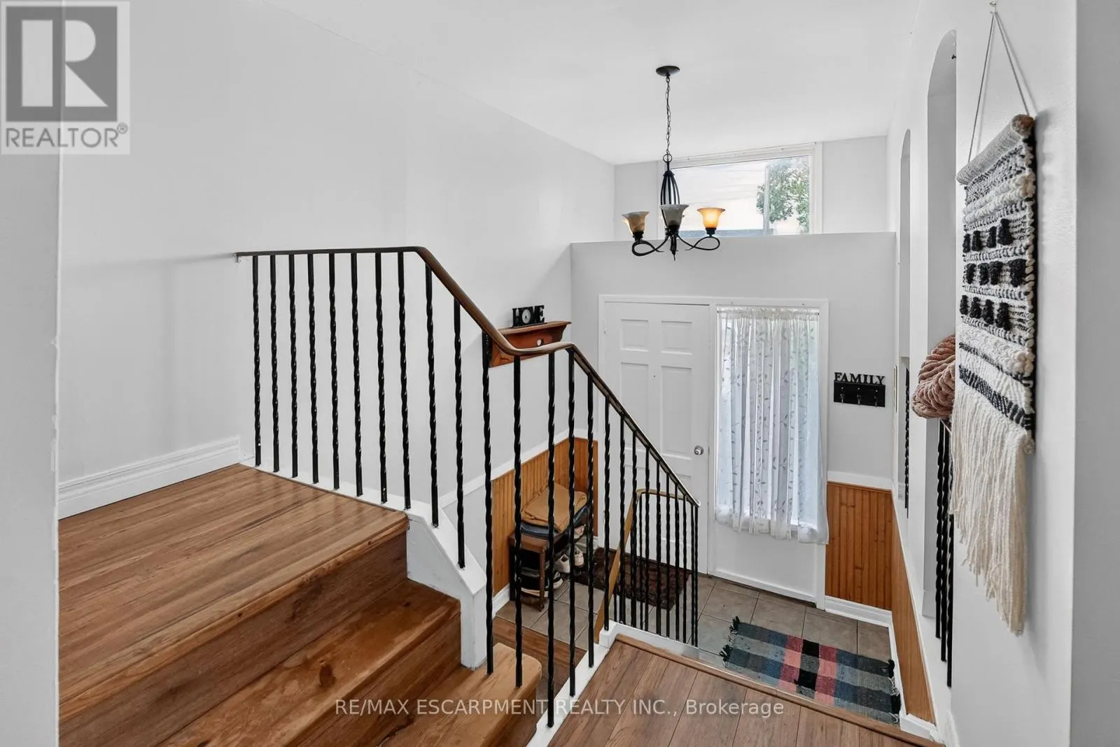 3 - 132 LOCK STREET W