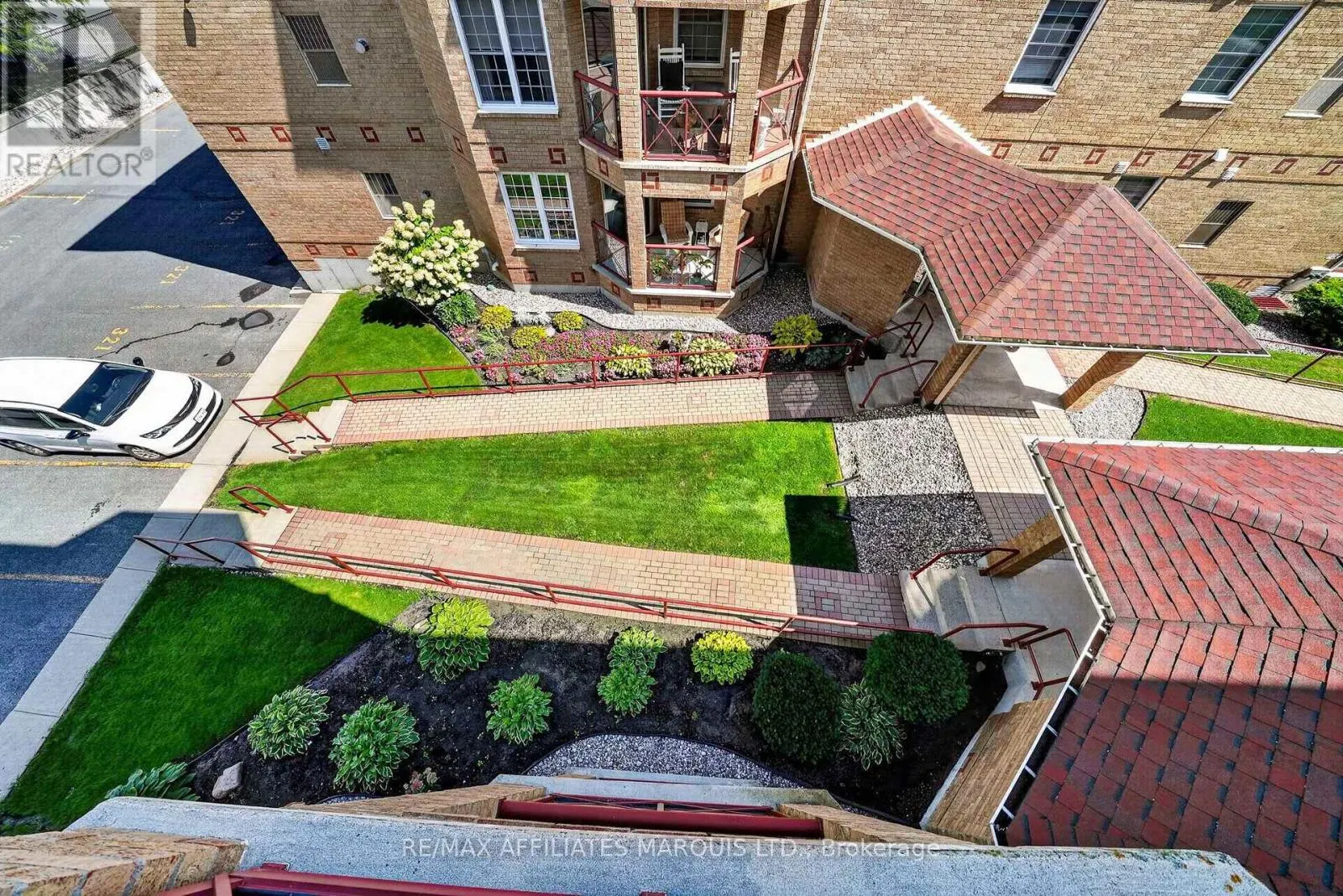 304 - 331 WATER STREET W