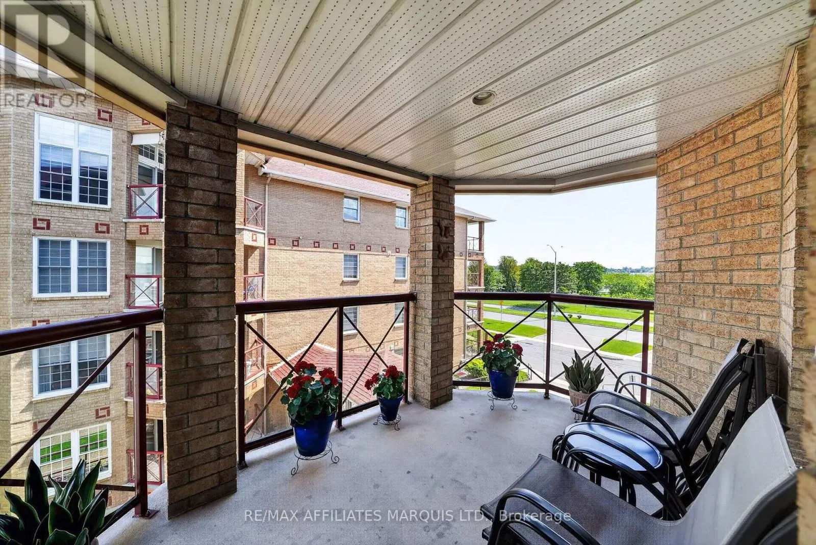 304 - 331 WATER STREET W