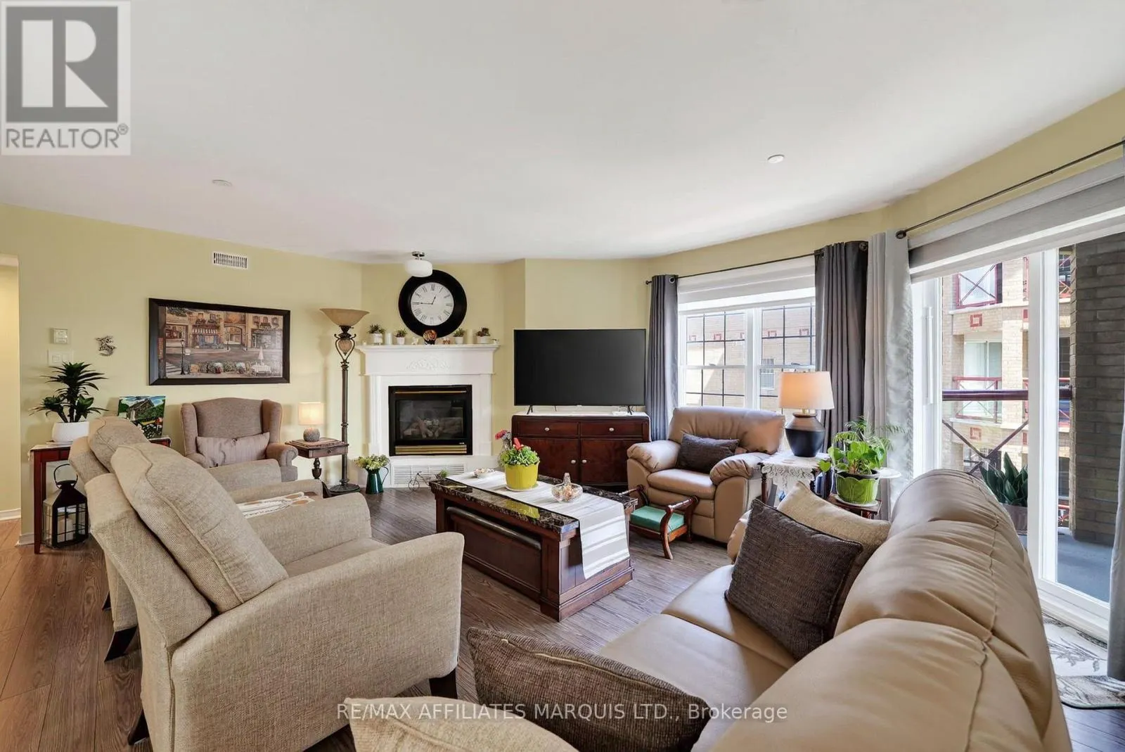 304 - 331 WATER STREET W