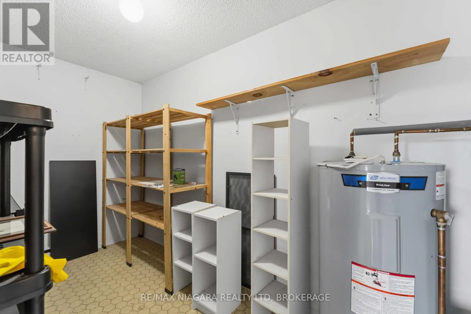 313 - 4209 HIXON STREET #313