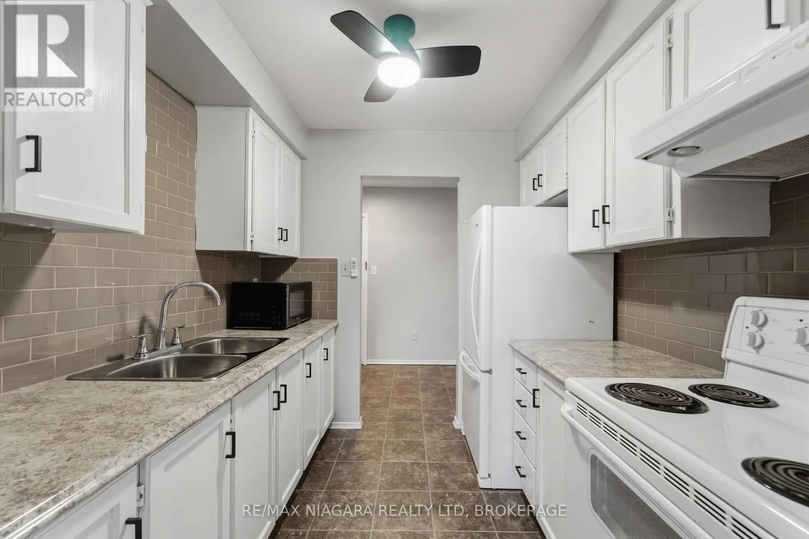 313 - 4209 HIXON STREET #313