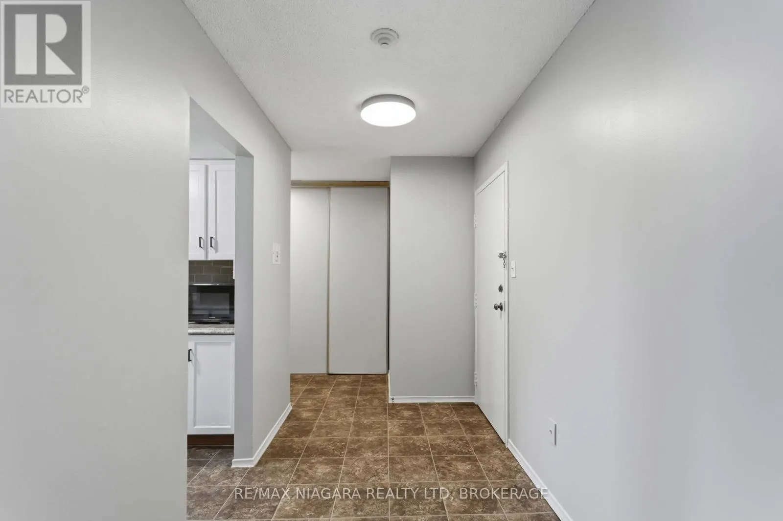313 - 4209 HIXON STREET #313