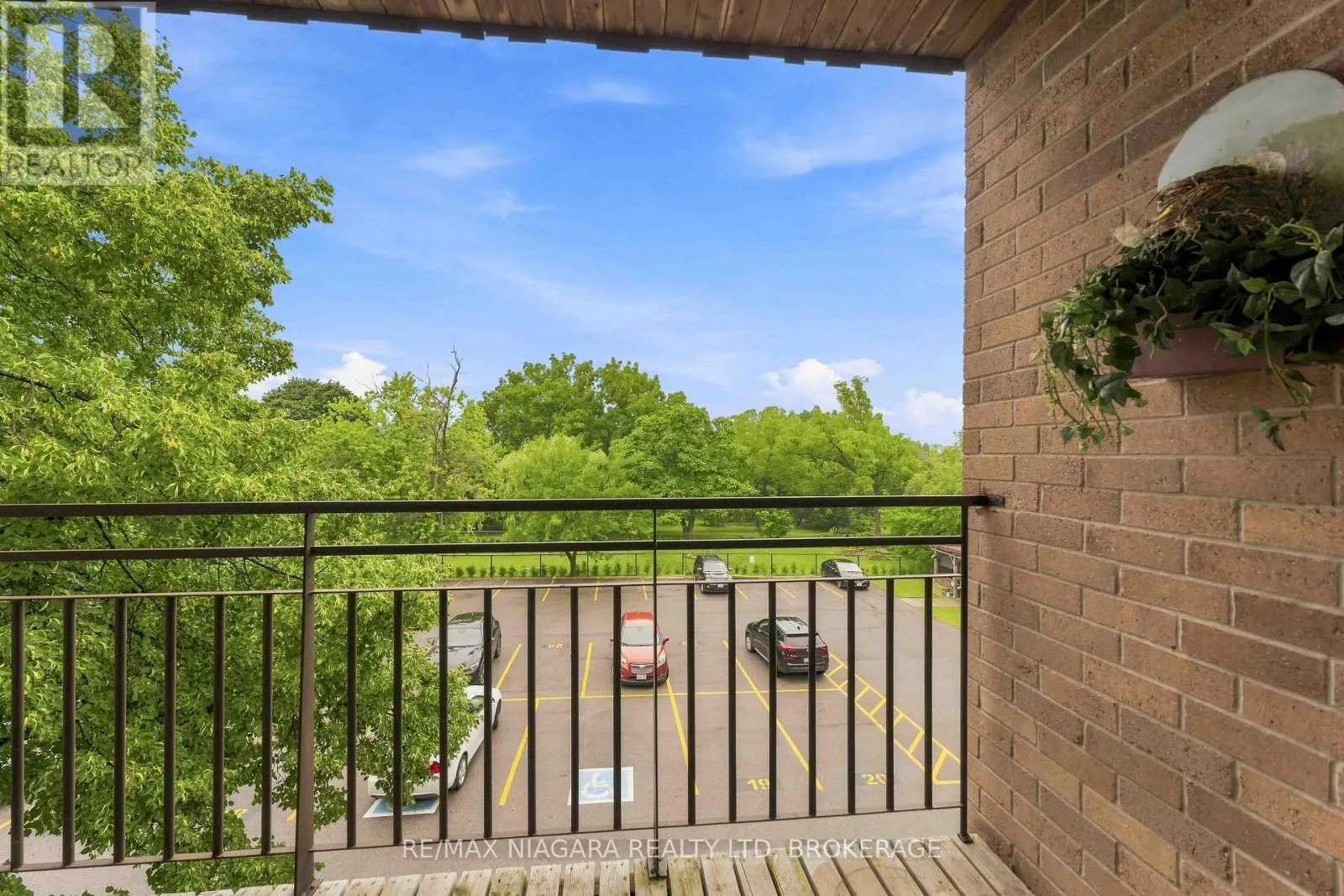 313 - 4209 HIXON STREET #313
