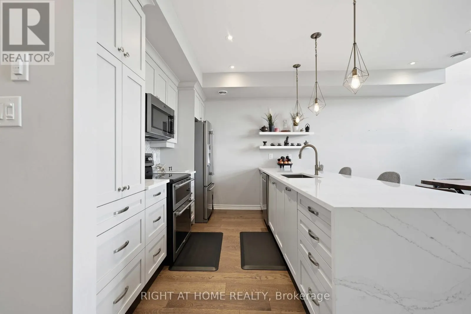 92 - 264 PEMBINA PRIVATE