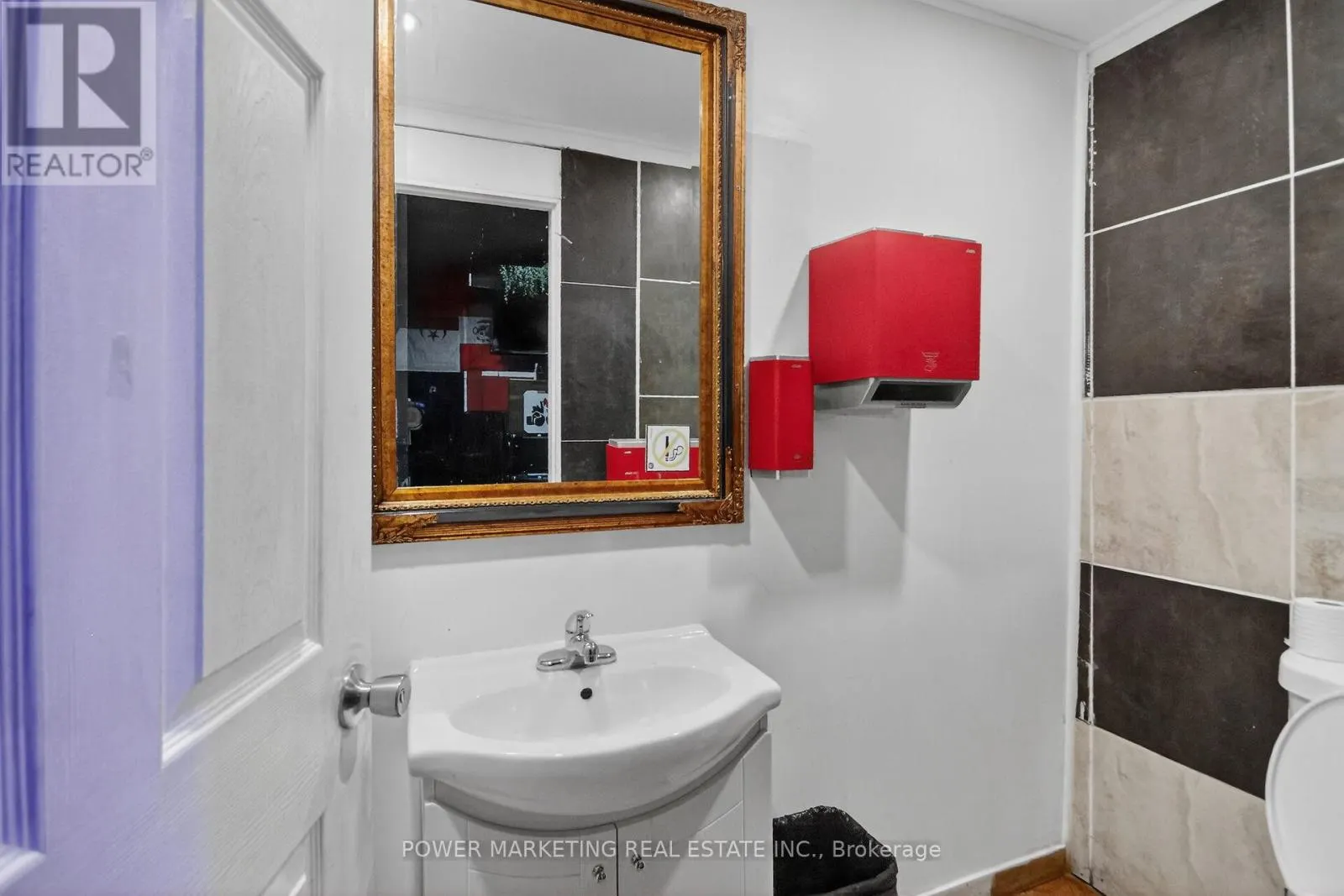 858 MERIVALE ROAD